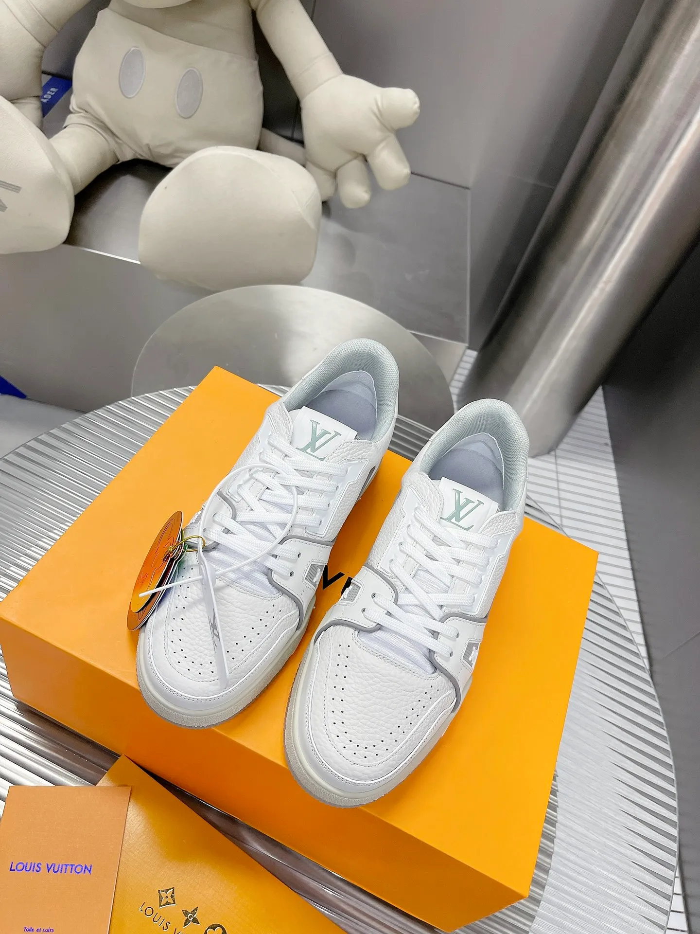 👟👟Ex-factory price 840👟👟 Women's shoes, women's clothing, couple models 35-44, top LV TRAINER basketball series sneakers, original 1:1 copy, official website limited edition retro basketball sneakers! Both the high-top and low-top models spent money to purchase 1:1 accurate reproductions of the originals, and all the details are flawless! The upper material is exclusively customized first-layer cowhide, the inside is breathable 3D mesh material, the sole is T👟👟 ex-factory price U, non-slip, anti-yellowing and high temperature resistant. Exclusively customized materials. Size female 39-44